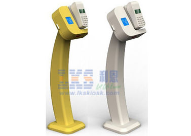 Kiosque de contrôle de service d'individu avec le scanner de code barres, le terminal de position et le lecteur de cartes de fidélité